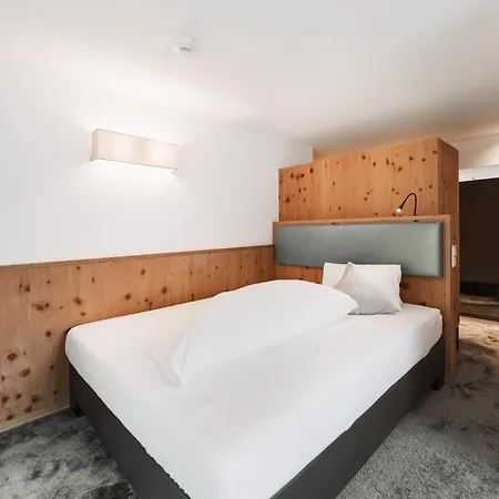 Piz Buin 4* イシュグル